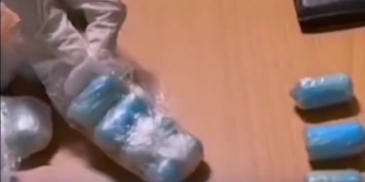 Detienen en AILA Dominico-español con faja llena de bolsitas Cocaina