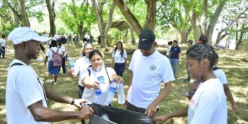 Movilizan miles de colaboradores en jornada de limpieza para proteger el medioambiente