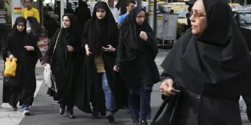 La Policía iraní cierra 155 negocios por atender a mujeres sin velo