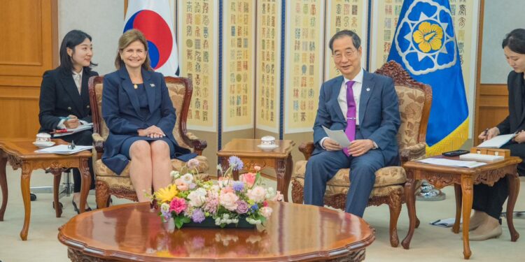 Vicepresidenta dominicana y primer ministro coreano hablan de un TLC entre ambos países