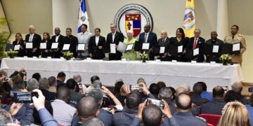 Presidente Abinader encabeza firma de acuerdo con 13 universidades para la Reforma Educativa Policial
