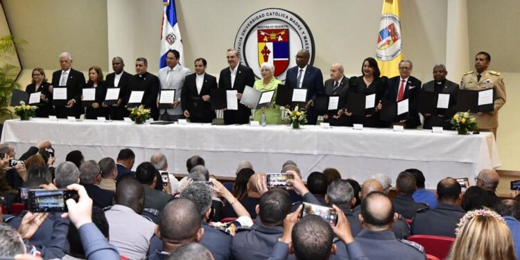 Presidente Abinader encabeza firma de acuerdo con 13 universidades para la Reforma Educativa Policial