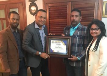 Reconocen a Nelson Gutiérrez en Premios Oriente 2023