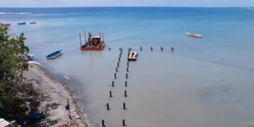 Jean Luis Rodríguez supervisa construcción de muelle pesquero de Palenque