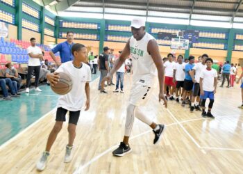 Estrellas del baloncesto aseguran a jóvenes que deportes y estudio son puertas al éxito