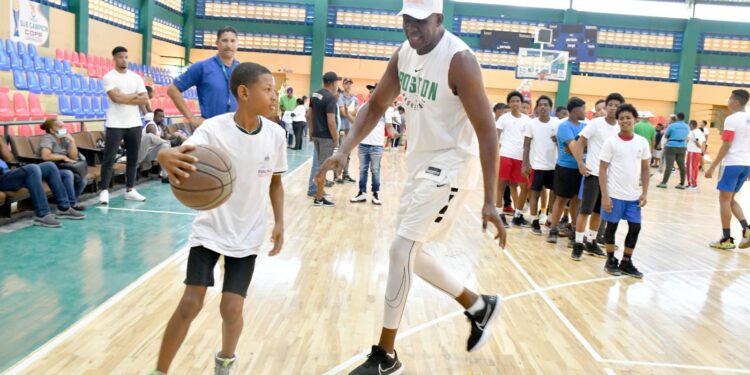 Estrellas del baloncesto aseguran a jóvenes que deportes y estudio son puertas al éxito
