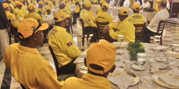 Presidente Abinader califica de héroes a bomberos forestales