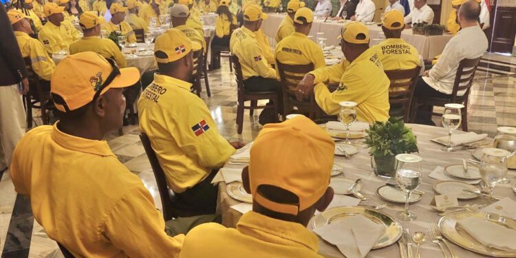 Presidente Abinader califica de héroes a bomberos forestales