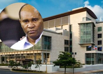 Momentos en que llega Quirino Paulino a la PGR