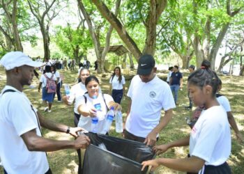 Escuelas Vocacionales movilizan miles de colaboradores en jornada de limpieza para proteger el medioambiente