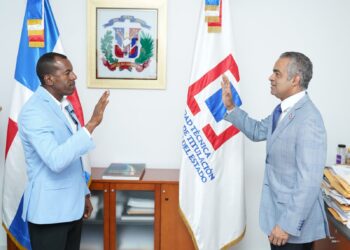 Juramentan a Duarte Méndez Peña como director interino de Titulación