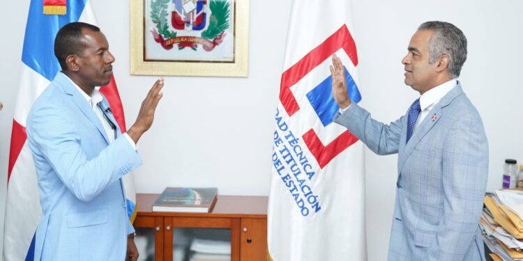 Juramentan a Duarte Méndez Peña como director interino de Titulación