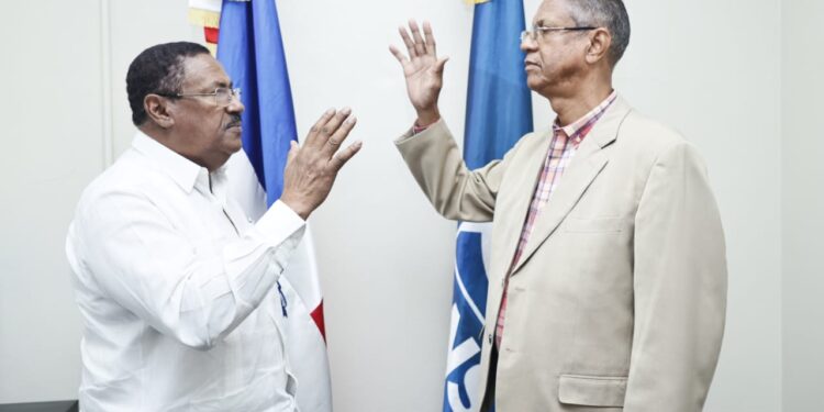 Juramentan a Armando Camejo nuevo director Maternidad de Los Mina