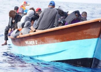Repatrían a 40 dominicanos y haitianos interceptados en PR