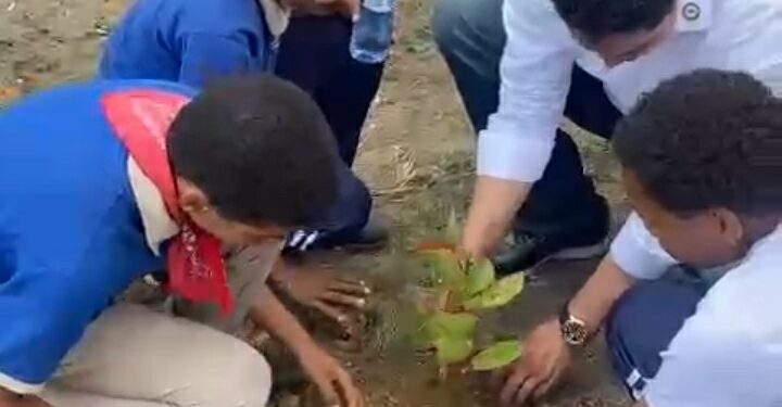 Director Regional 15 Amador Figaris llama a proteger el planeta Tierra con el cuidado del medio ambiente