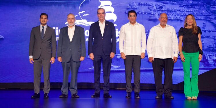 Abinader y Collado encabezan cumbre “Gestión del sargazo en RD”; instituto MIT y SOS Carbon lideran paneles