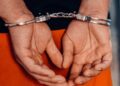 Detienen hombre por agresión y amenaza de muerte a su pareja e hija de 3 años en Enriquillo