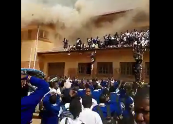Decenas de alumnas huyen desesperadas de voraz incendio que consume colegio en el Congo