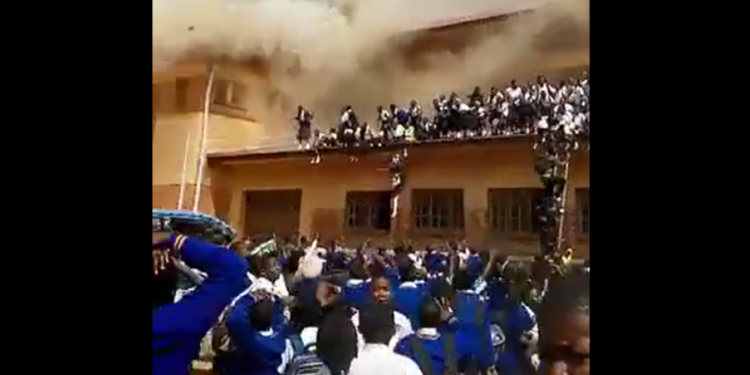 Decenas de alumnas huyen desesperadas de voraz incendio que consume colegio en el Congo