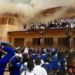 Decenas de alumnas huyen desesperadas de voraz incendio que consume colegio en el Congo