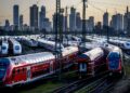 Paralizan trenes y aeropuertos en protesta por aumento salarial en Alemania