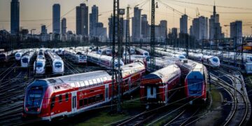 Paralizan trenes y aeropuertos en protesta por aumento salarial en Alemania