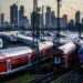 Paralizan trenes y aeropuertos en protesta por aumento salarial en Alemania