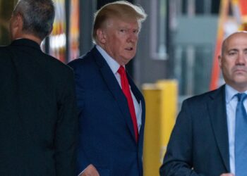 Donald Trump llega a Nueva York para presentarse este martes ante una corte de Manhattan