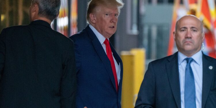 Donald Trump llega a Nueva York para presentarse este martes ante una corte de Manhattan