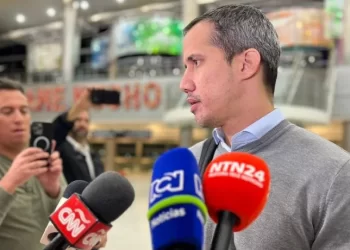 Juan Guaidó llegó a Miami tras ser expulsado de Colombia