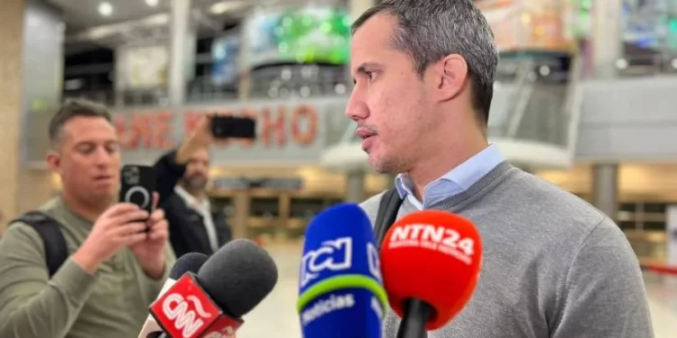 Juan Guaidó llegó a Miami tras ser expulsado de Colombia