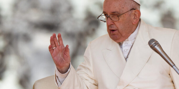 El papa Francisco denunció persecuciones contra los cristianos