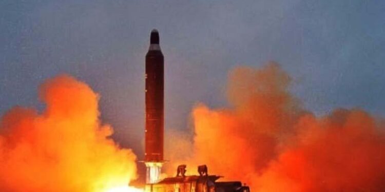 El régimen de Kim Jong-un lanzó un nuevo modelo de misil balístico de largo alcance