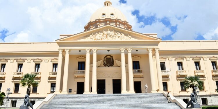 Abinader emite decreto para implementación políticas de ahorro y eficiencia energética