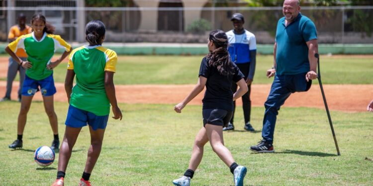 Invitan entrenador internacional de fútbol para niños bajo la charla “Saber perder, aprender a ganar”