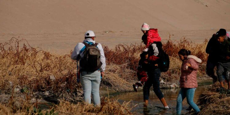 Traficantes de migrantes usan TikTok para ofrecer cruces de México a EE.UU.