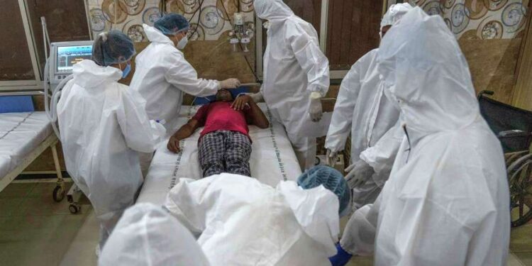 Incendio en hospital deja 21 muertos y decenas evacuados en Beijing