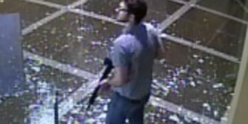 La Policía de Louisville publicó los videos del ataque en el banco que dejó cinco muertos