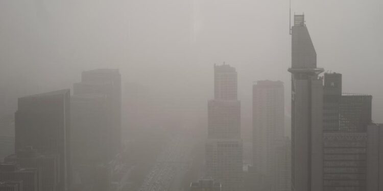 Una tormenta de arena afecta a más de 400 millones de personas en China