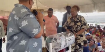 Diputado Alex Lara rifa electrodomésticos a las madres de SDN