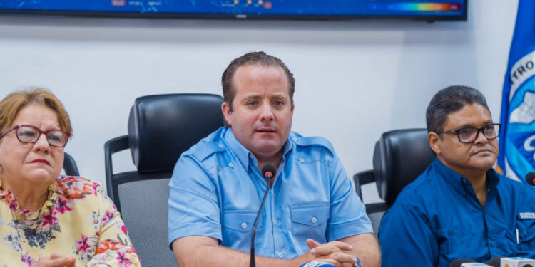 MAPRE entrega 8 camionetas y 60  al Centro de Operaciones de Emergencia