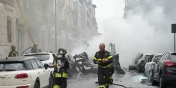 Camioneta con tanques de oxígeno explota en Milán