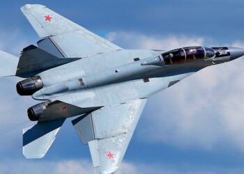 Un avión militar mata a 3 campesinos al estrellarse en una aldea en el oeste de la India