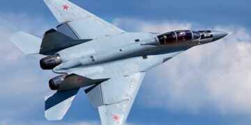 Un avión militar mata a 3 campesinos al estrellarse en una aldea en el oeste de la India