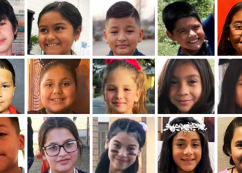 Recuerdan a las víctimas del tiroteo en Uvalde con 21 campanadas y las banderas a media asta