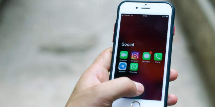 Advierten sobre los riesgos en la salud mental de los adolescentes que usan redes sociales