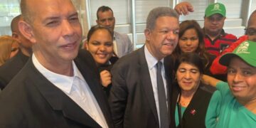 Leonel Fernández llega a España, juramentará a cientos de ex dirigentes del PRM