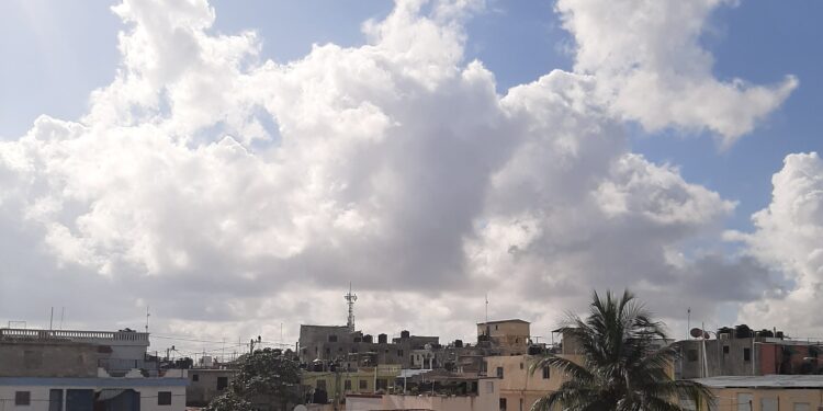Temperaturas calurosas y algunos aguaceros esta tarde, según Meteorología