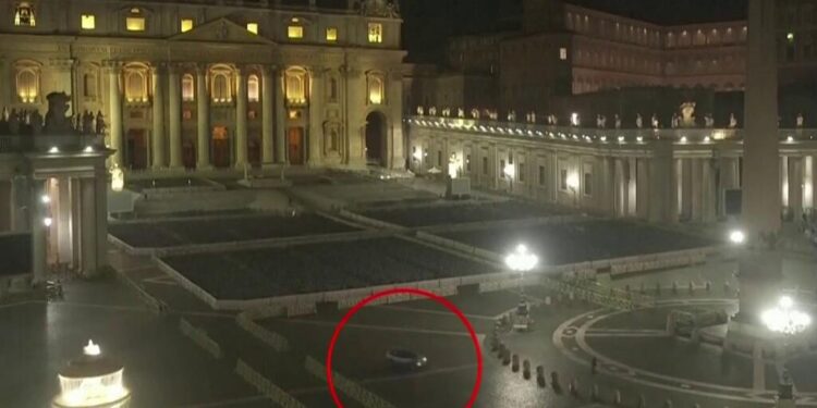 Vehículo pasa a toda prisa por puerta del Vaticano; gendarmes le disparan y el conductor es detenido