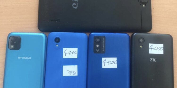 PN apresa una pareja por robo de celulares en tienda de Barahona
